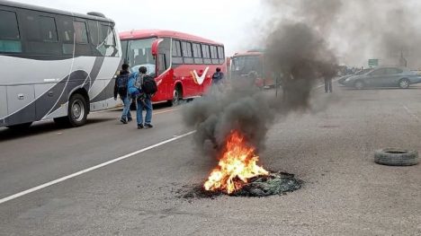 Conductores de Tacna bloquean paso fronterizo con Chile: demandan su apertura las 24 horas del día