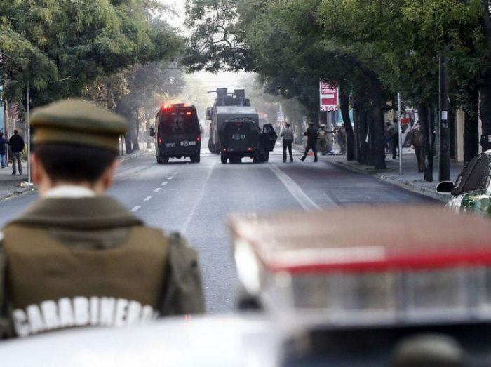 Enfrentamientos en liceo Barros Borgoño: encapuchados lanzan fuegos artificiales y 52 bombas molotov