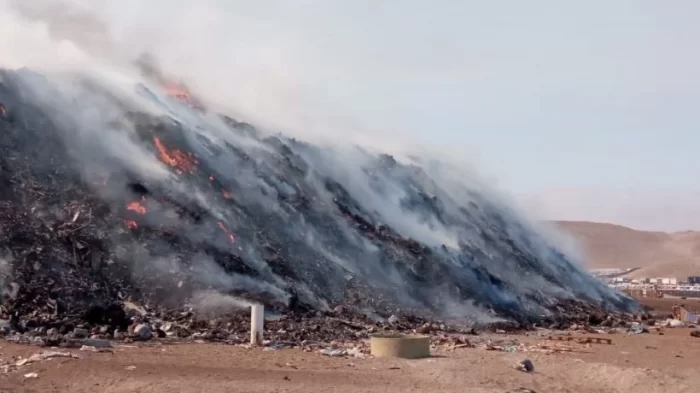 Incendio en basural clandestino en Alto Hospicio causa nube tóxica: decretan emergencia comunal