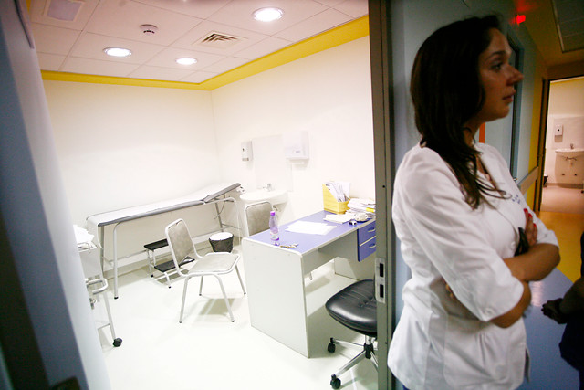 Preocupación por pacientes de radioterapia derivados a Argentina: autoridades defienden traslado