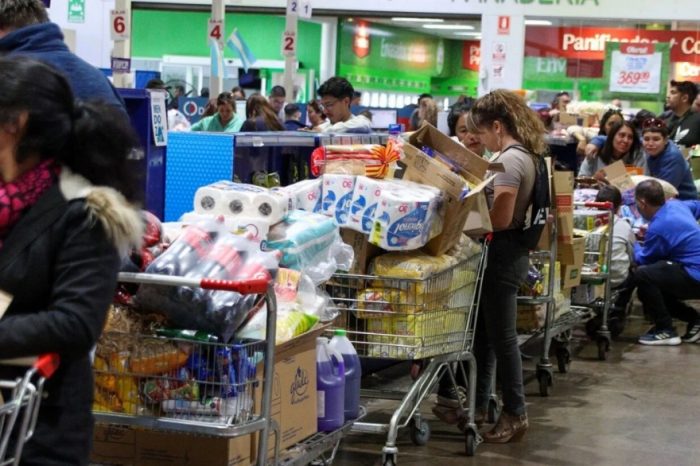 Se acaban los “Precios Justos” en Argentina: chilenos que van por mercadería verían un alza del 50%
