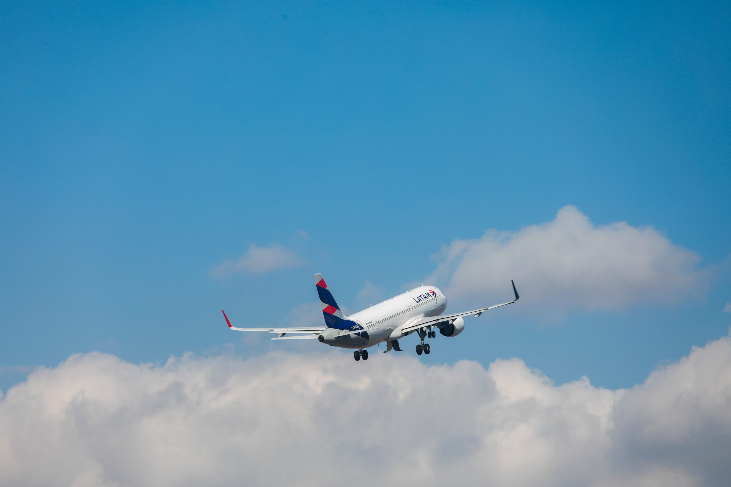 Aerolíneas chilenas alertan de que la subida sostenida del petróleo afectará a las tarifas