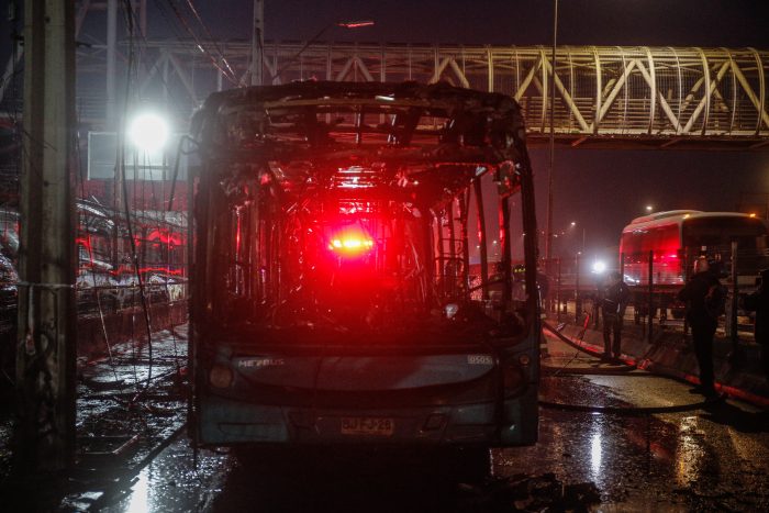 Incendian bus del sistema RED durante manifestaciones en Villa Francia