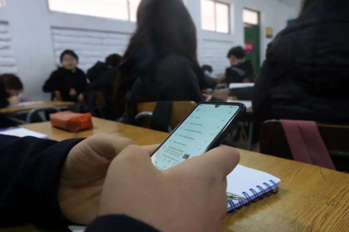 Diputados RN presentan proyecto que busca prohibir el uso de celulares en escuelas