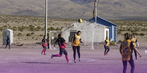 Premian documental que narra el origen del fútbol femenino en la comunidad aymara