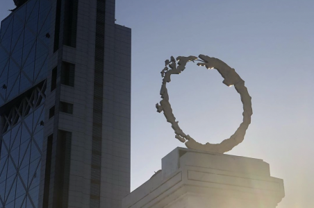 Instalan escultura sobre el “Chile que se devora a sí mismo” en Plaza Italia
