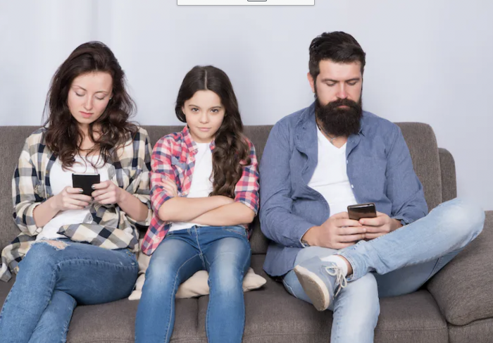 Adultos distraídos con el móvil: su efecto en la conducta infantil y juvenil