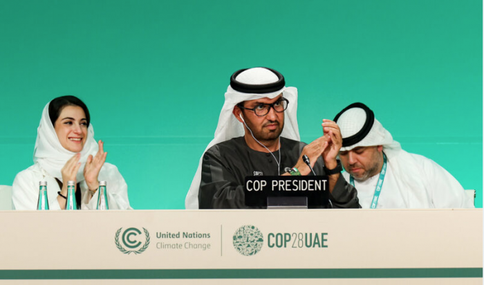 En llamas COP28 en Dubái: borrador del texto relativizaría impacto de los combustibles fósiles