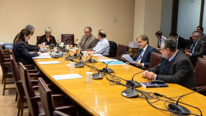 En desacuerdo con los trabajadores: Comisión del Senado aprueba abrir comercio el día del plebiscito