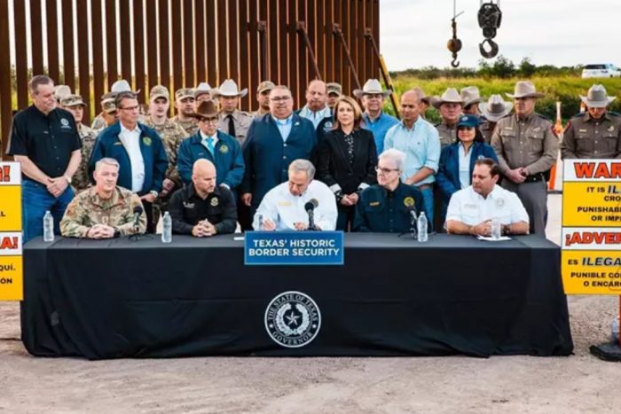 Gobernador de Texas firma proyecto que tipifica cruce fronterizo ilegal en delito estatal en EEUU