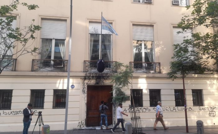 “Fuera Milei”: desconocidos vandalizan embajada de Argentina en Chile
