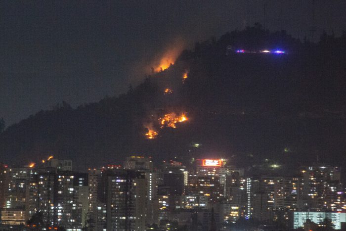 Parque Metropolitano cierra todos sus accesos por incendio en el cerro San Cristóbal