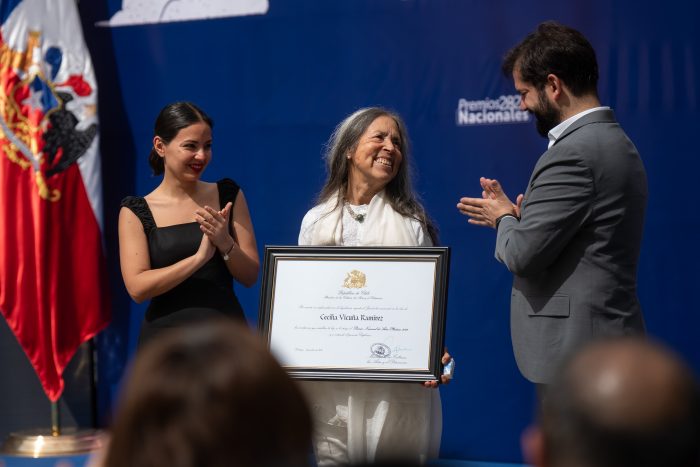Vicuña al recibir Premio Nacional en La Moneda: “Doy gracias en este lugar bombardeado y renacido”