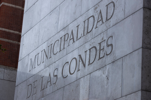 Contraloría anuncia sumario en Las Condes por irregularidades en Dirección de Compras