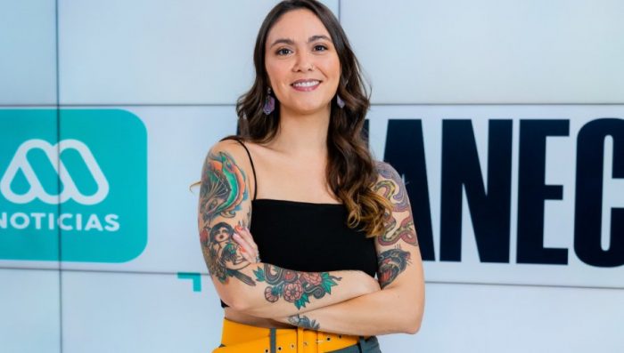 Periodista de Mega responde a críticas por tener tatuajes en sus brazos