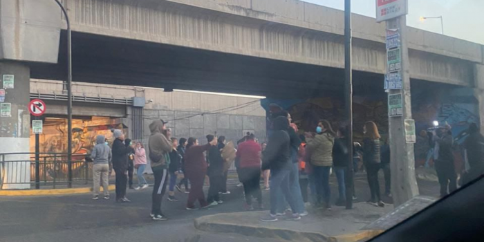 Vecinos de Quilicura encienden barricadas debido al mal estado de sus viviendas