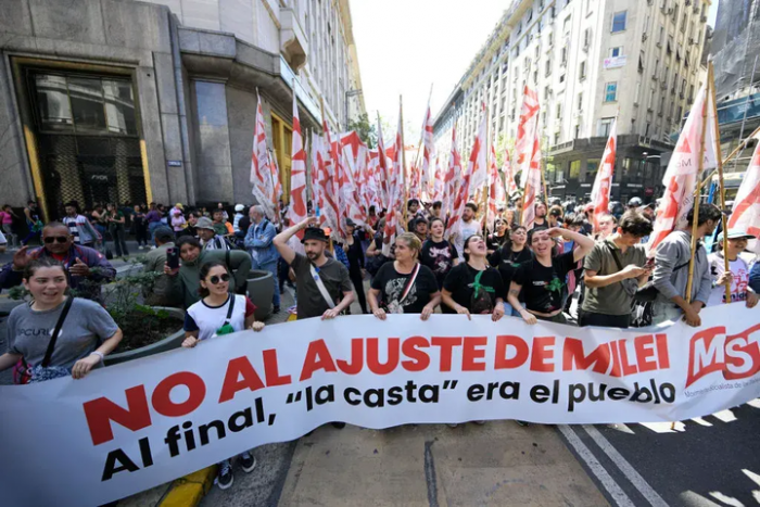Tras amenazas de quitar derechos sociales por protestar: parte marcha contra plan económico de Milei