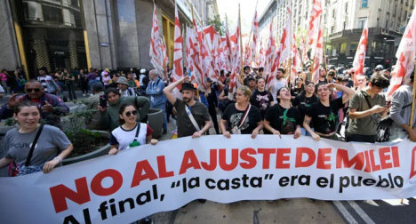 Tras amenazas de quitar derechos sociales por protestar: parte marcha contra plan económico de Milei