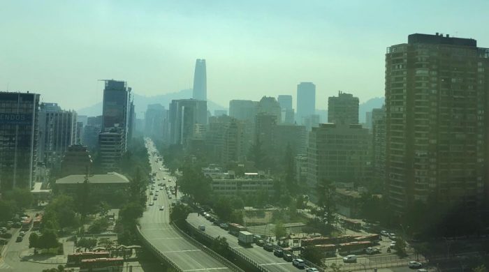 Santiago se cubre de humo por incendios forestales en Curacaví y San Bernardo