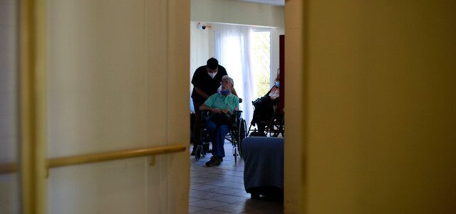 Problemas físicos y hasta 18 horas de trabajo: la preocupante situación de los cuidadores en Chile