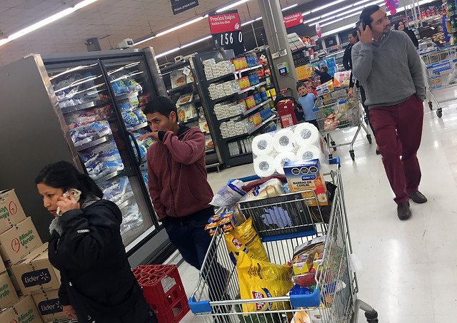 Denuncian a 13 supermercados y tiendas por exigir boleta a la salida de sus locales
