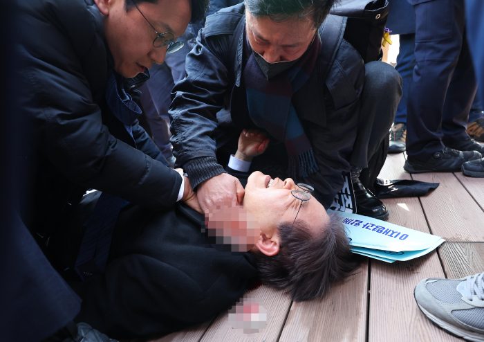 Líder de la oposición surcoreana se recupera tras ser operado por puñalada en el cuello