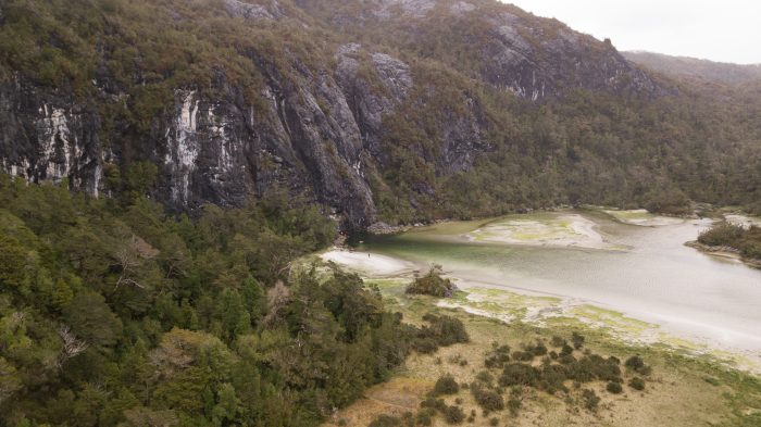 Estudio revela que el 60% del microplástico en fiordos de la Patagonia corresponde a poliéster