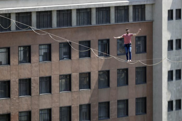 Artista francés cruzó sobre la Alameda en una cuerda a 50 metros de altura