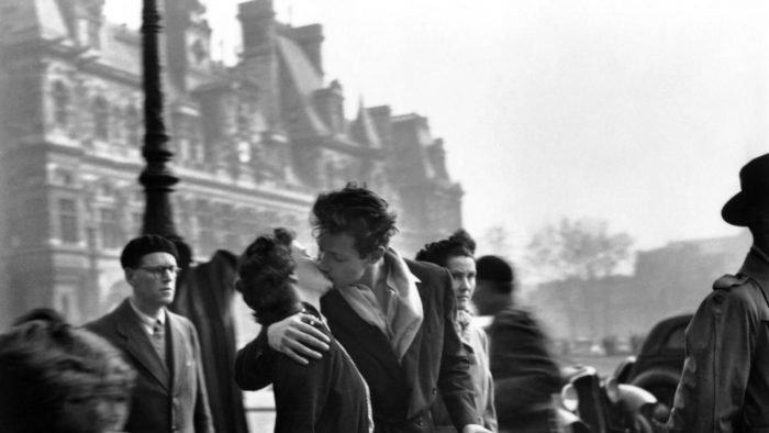 Muere Françoise Bornet, la protagonista de la foto del beso de Robert Doisneau en París