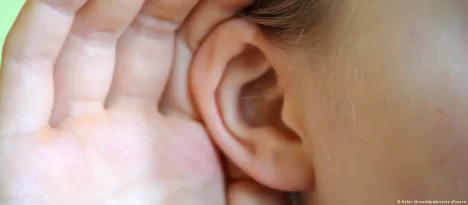 Niño escucha por primera vez tras innovador tratamiento