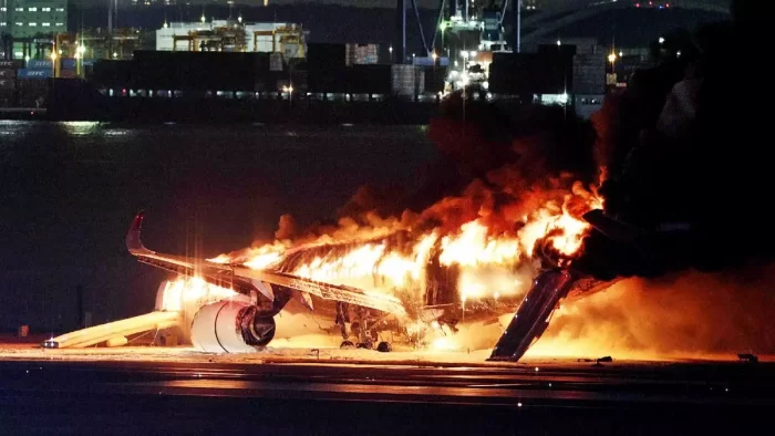Evacuan a 379 pasajeros y tripulantes del avión incendiado en Tokio tras choque con otro avión