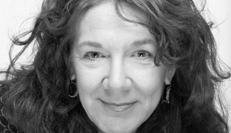 Mary Ruefle, poeta finalista del Premio Pulitzer, es publicada por primera vez en Chile