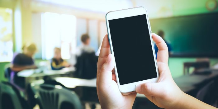 Experta analiza proyecto que busca prohibir el uso de celulares en colegios