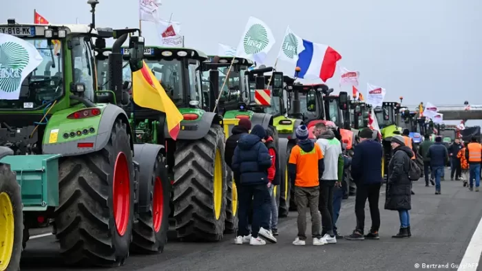 Agricultores franceses cortan caminos por acuerdo entre Unión Europea y Mercosur
