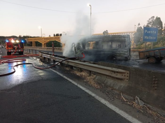 Furgón fue incendiado en Puente Malleco provocando cortes en Ruta 5 Sur