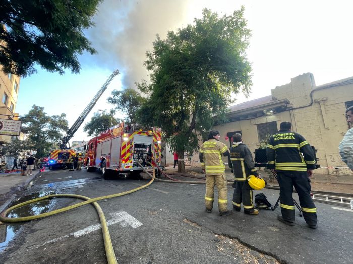 Reportan incendio en Santiago Centro: hay riesgo de propagación por artículos inflamables