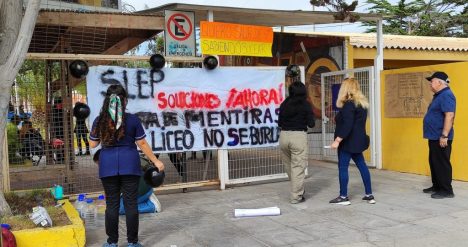 Profesores se toman oficina del SLEP de Atacama tras despidos en escuelas de Copiapó