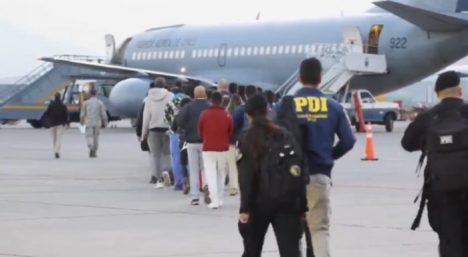 Gobierno realizó el primer vuelo de expulsión del año: 36 extranjeros fueron deportados