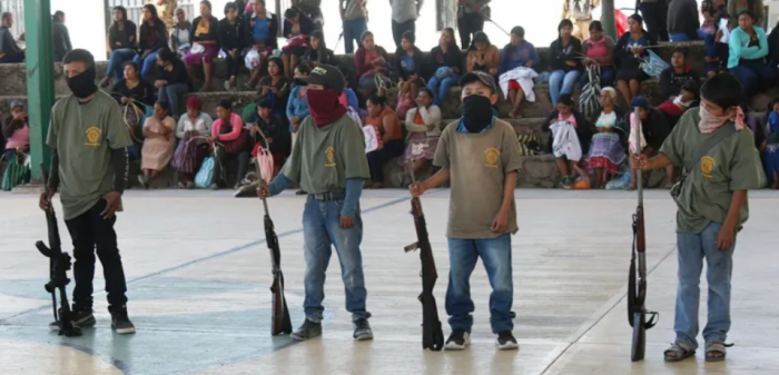 Los niños armados con fusiles que presentaron en México como nuevos miembros de la policía