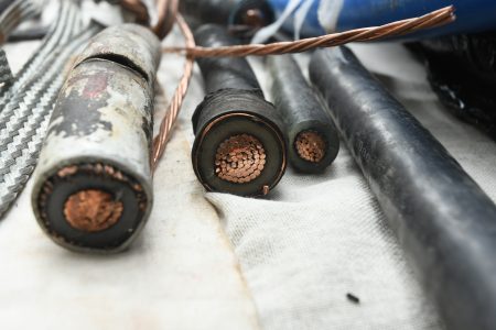 PDI detiene a cuatro funcionarios municipales robando cables de cobre en Maipú