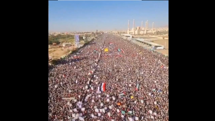 Miles de partidarios de los hutíes se manifiestan en Saná contra EE.UU. y Reino Unido
