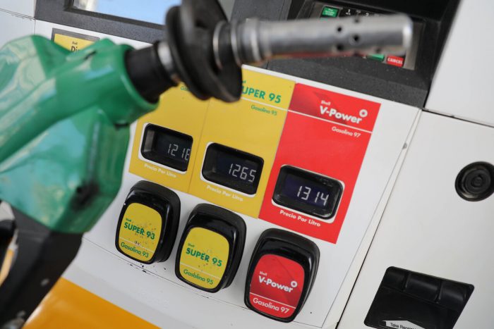 Uruguay y Chile tienen los precios de gasolina por litro más caro en Latinoamérica este 2024