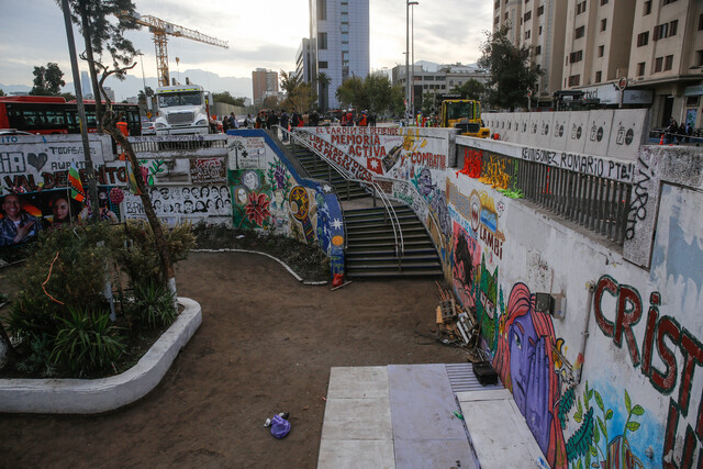Adiós al “jardín de la resistencia”: reinauguran acceso a Metro Baquedano tras cierre desde 2019