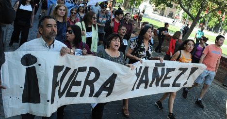Frente a La Moneda: manifestantes exigen la renuncia de Ricardo Yáñez