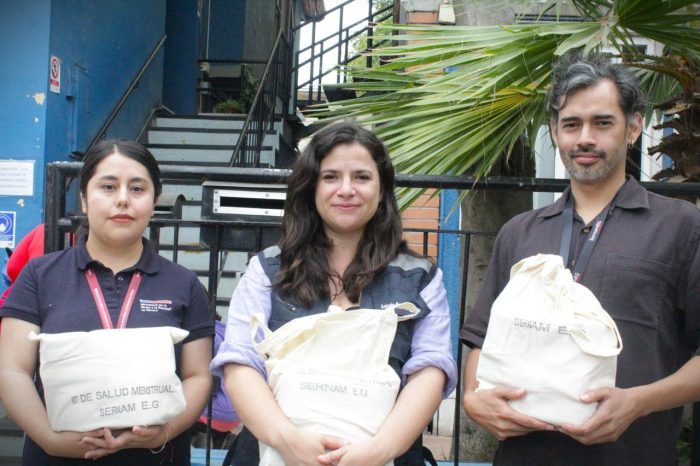 Ministra de la Mujer entrega kits de higiene para mujeres afectadas por los incendios