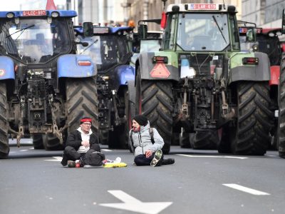 Centenares de tractores bloquean Bruselas en manifestación violenta frente a instituciones