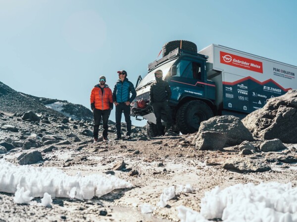 Equipo suizo sube por primera vez el volcán Ojos del Salado en camión propulsado por energía solar
