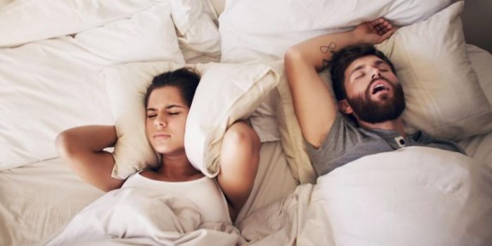 Qué es el “divorcio del sueño”, el creciente número de parejas que duermen en piezas separadas