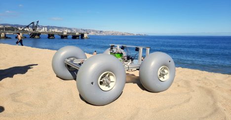 Fabrican revolucionario vehículo para limpiar playas