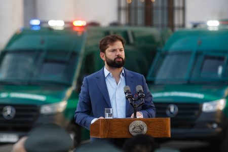 En medio del caso Lexus, Presidente Boric pide austeridad en entrega de autos a Gendarmería